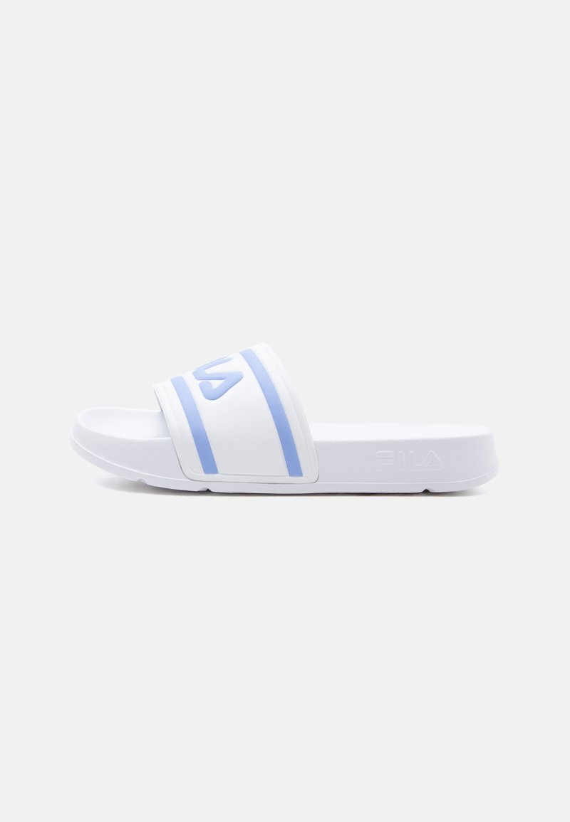Άσπρη σαγιονάρα με ανοιχτόγαλάζιες ρίγες και ανάγλυφο λογότυπο FILA στο λουρί, επίπεδη σόλα, πλευρική όψη σε απλό φόντο.