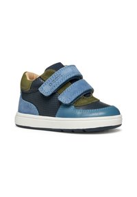 Sneaker blu e verde con due ampie cinghie in Velcro, tomaia perforata nera, dettagli in suede e suola in gomma bianca.