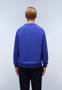Felpa blu royal con colletto a giro, orlo e polsini a coste, e maniche raglan, mostrata dalla parte posteriore con una texture liscia.
