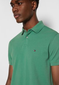 Tommy Hilfiger REGULAR - Polo - central green