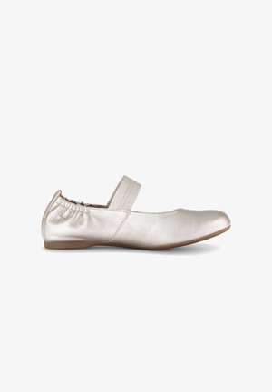 Chaussure Mary Jane plate argentée avec sangle élastique et dos froncé, dotée d'un bout arrondi lisse et d'une semelle marron clair.