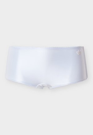 Valged läikivad ujumispüksid, millel on ülemisel paremal küljel väike Adidas logo, tavalise tausta ees.