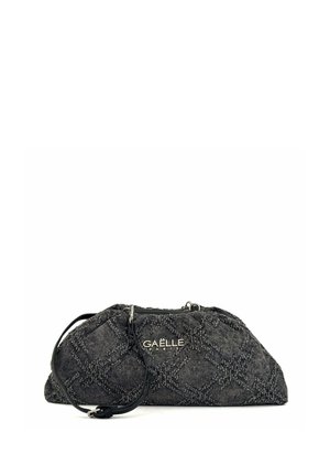 Clutch in tessuto nero testurizzato con tracolla a catena e logo "GAËLLE PARIS" in argento sul frontale.