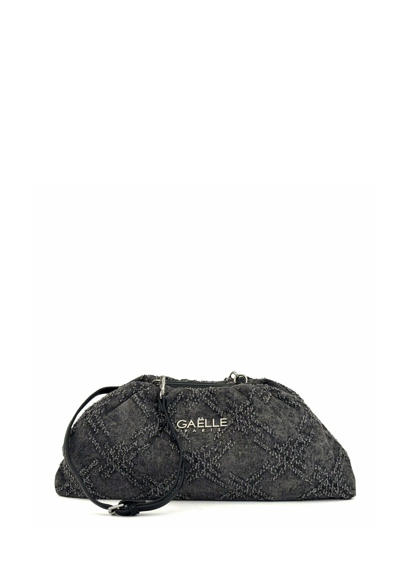 Clutch in tessuto nero testurizzato con tracolla a catena e logo "GAËLLE PARIS" in argento sul frontale.