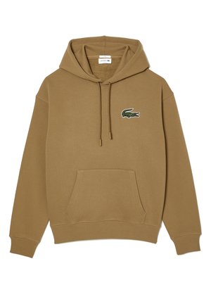 Bruine hoodie met voorzak en groen krokodillenlogo op de linkerborst.