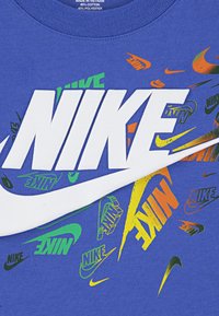 Nike Sportswear CLUB REVEALED - Triko s potiskem - comet blue
