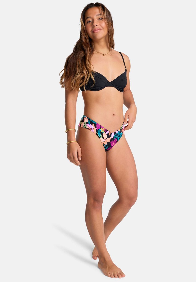 Svart bikini topp med strukturerte kopper og justerbare stropper; bikini bunn med blomstertrykk som har et V-formet design i livlige farger.