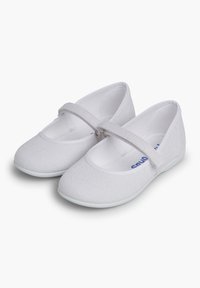 Bailarinas blancas hechas de un tejido de malla texturizado. Presentan una correa de tela en el empeine y una punta redondeada. Suela de goma flexible.