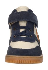 Blauwe suede en leren high-top sneaker met een beigekleurige neuskap, verstelbare klittenbandsluiting, marineblauwe veters en een gumrubber zool.