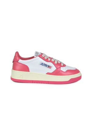 Zapatillas de cuero blancas y rosas con puntera perforada, acentos rosas y una suela gruesa beige. Presenta un parche con el logo en el costado y cordones rosas.