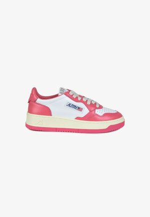Zapatillas de cuero blancas y rosas con puntera perforada, acentos rosas y una suela gruesa beige. Presenta un parche con el logo en el costado y cordones rosas.