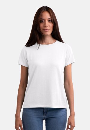 Weißes Baumwoll-T-Shirt mit kurzen Ärmeln, rundem Halsausschnitt und lockerer Passform, kombiniert mit blauen Jeans. Glatte Textur, minimales Design.
