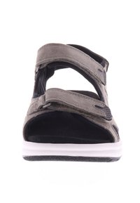 Grijze suède sandalen met verstelbare klittenbandsluitingen, open teen ontwerp en een witte tussenzool met een gestructureerde zwarte rubberen buitenzool.