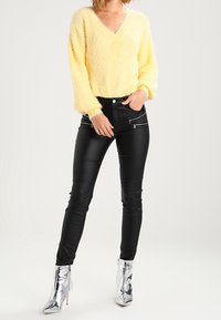 NA-KD Sweter