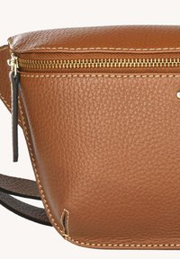 Sac bandoulière en cuir marron avec une finition texturée, fermeture éclair dorée et coutures contrastantes. Comprend un petit tirette de fermeture éclair et des accents de sangle.