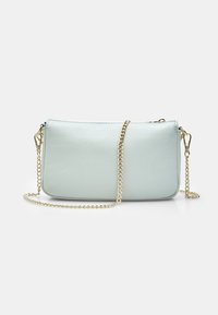 Borsa a tracolla in pelle azzurra chiara con tracolla in catena dorata, forma rettangolare, texture liscia e chiusura con zip.