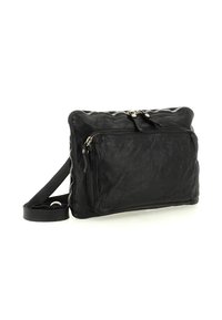 Borsa a tracolla in pelle nera con finitura testurizzata, dotata di due scomparti con zip e una tracolla piatta. Design minimalista con accessori in metallo argentato.
