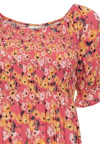 Kwiatowa sukienka w odcieniu różowym, zdobiona pomarańczowymi, żółtymi i białymi kwiatami. Marszczony górny kawałek, krótkie bufiaste rękawy oraz zwiewny krój spódnicy.