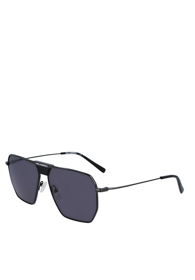 Occhiali da sole in stile black metal con montatura geometrica, lenti scure e un branding discreto sulle aste. Naselli regolabili per il massimo comfort.