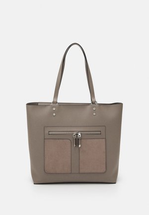 Borsa tote color taupe con doppio manico superiore, tasca frontale con cerniera con due cursori e due tasche rettangolari applicate sotto.