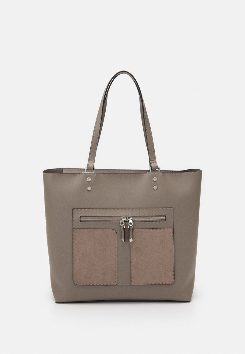 Sac cabas taupe avec double poignée supérieure, poche avant zippée avec deux curseurs, et deux poches plates rectangulaires en dessous.