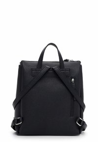 Czarny skórzany plecak o teksturowanym wykończeniu, wyposażony w podwójne górne uchwyty, regulowane paski oraz przednią kieszeń na zamek.