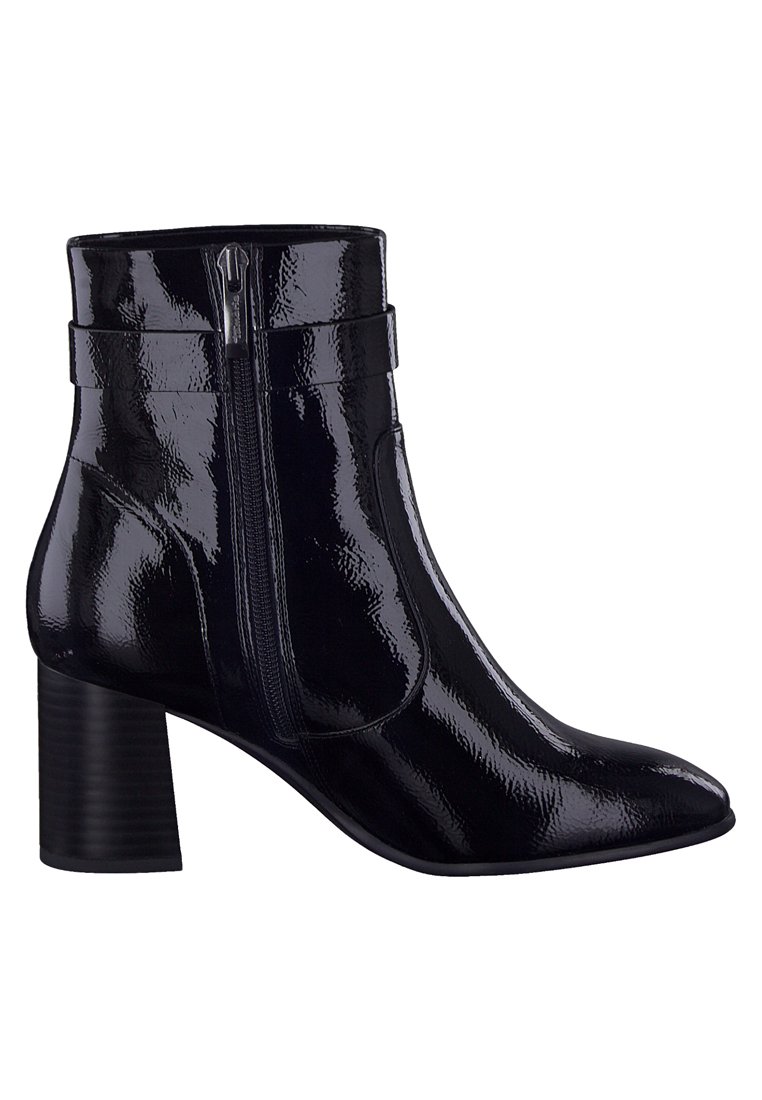 Bottines en cuir verni noir avec un bout pointu, une fermeture éclair sur le côté et un talon chunky strié. Texture lisse et design épuré.