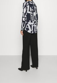 Emily van den Bergh Bluzka