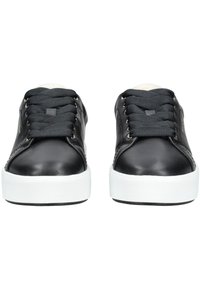 Czarne skórzane sneakersy z białą gumową podeszwą. Posiadają czarne sznurówki, okrągły czubek i złote oczka. Gładka faktura, prosty design.