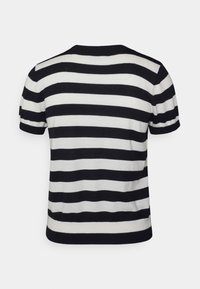 Pull en tricot à rayures noires et blanches, à manches courtes, avec un col rond et des poignets côtelés, présentant des rayures larges et étroites alternées.