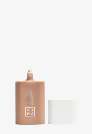 Flacon de fond de teint avec un corps de couleur pêche mate et un capuchon blanc. Il possède un embout à pression et un texte en couleur audacieuse indiquant SPF 50.