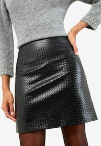 REGULAR FIT - MINI - Bleistiftrock - black faux leather woven texture