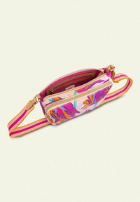 Kleine, met rits sluitende crossbody tas van lichte stof met levendige bloemenpatronen in roze, oranje en groen. Voorzien van een afneembare gestreepte schouderband.