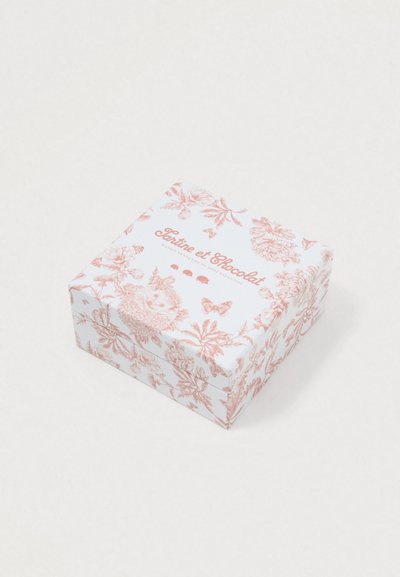 Kvadratisk presentask av papper; har en vit bakgrund med rosa blommönster och texten "Tartine et Chocolat" i mitten.