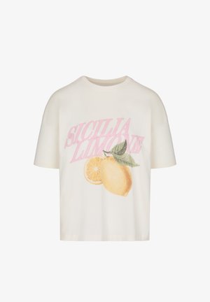 Weißes T-Shirt mit kurzen Ärmeln, vorne rosa Schriftzug "Sicilia Limone" und Grafik einer ganzen Zitrone sowie einer Zitronenscheibe mit grünen Blättern.