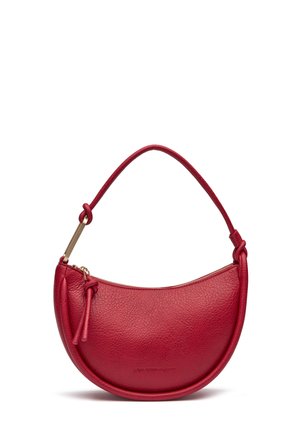 Borsa a mezzaluna in pelle rossa con tracolla annodata e chiusura a zip, con logo impresso discreto sul davanti.