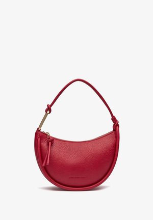 Rode leren handtas in halve maanvorm met knoopriem en ritssluiting, voorzien van een subtiel ingebrand logo aan de voorkant.