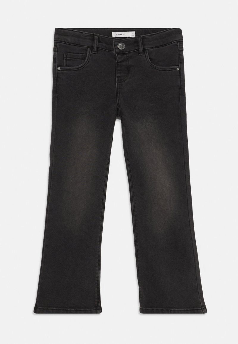 Jeans de mezclilla negra con corte recto, que cuentan con bolsillos frontales, cierre de botón y una textura sutilmente desgastada. Dobladillo limpio sin deshilachado.
