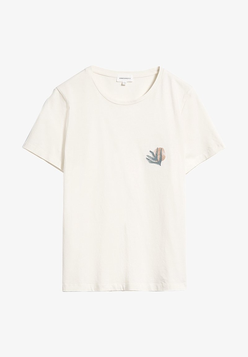 Camiseta de algodón color crema de manga corta con un pequeño gráfico de una mano y un sol en el lado izquierdo del pecho. Escote redondo liso y corte relajado.