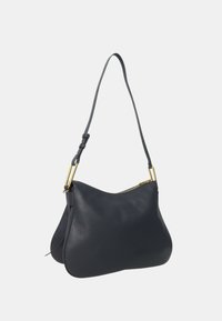 Borsa a spalla in pelle nera con design curvo, dotata di zip dorata e tracolla regolabile. Texture liscia con hardware minimale.