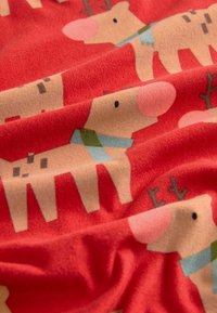 Crvena tkanina koja prikazuje razigrane irvase u crtanom stilu, sa svijetlosmešnim tijelima, roza nosovima i šarenim šalom. Fleece materijal s teksturom.