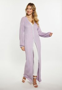 Cardigan lungo lilla con scollatura a V, bottoni sul davanti e maniche ampie, realizzato in un tessuto a maglia testurizzato con una leggera lucentezza.