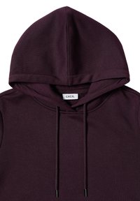 Sudadera burdeos con cordón y un bolsillo delantero, que presenta una textura suave y un diseño clásico de tipo pullover. Etiqueta de marca visible.
