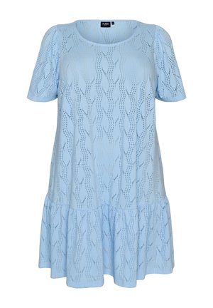 Gaiši zilas, īsām piedurknēm kleita ar acu rakstu viļņu un krokojumu apakšā, ar apaļu kakla izgriezumu.