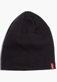Sort strikket hue med en struktureret overflade, der har et lille rødt Levi's mærke på siden og en tapered topdesign.