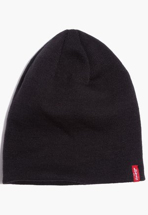 Zwarte gebreide beanie muts met een gestructureerde afwerking, voorzien van een klein rood Levi's-label aan de zijkant en een taps toelopend ontwerp aan de bovenkant.