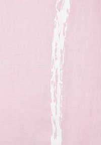 Tissu en lin rose avec un design abstrait blanc, présentant une surface texturée avec des variations subtiles de couleur et de motif.