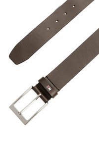 Cintura in pelle marrone con fibbia rettangolare in metallo argentato, dotata di fori per la regolazione e un piccolo logo vicino alla fibbia.