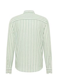 Koszula z długim rękawem z widokiem z tyłu, z pionowymi zielono-białymi paskami, kołnierzykiem zapinanym na guziki oraz guzikami na mankietach.