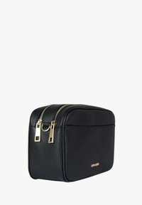 Borsa cosmetica in pelle nera con finitura testurizzata, doppia chiusura con cerniere dorate e forma rettangolare semplice. Logo dorato sulla parte anteriore.